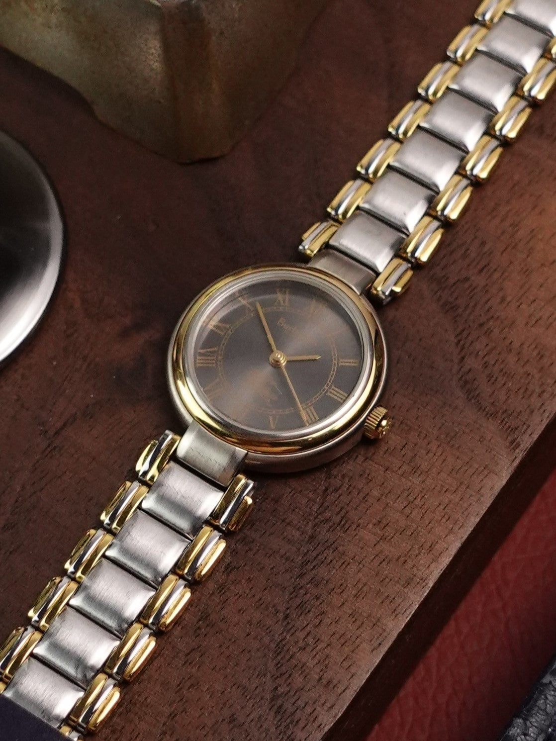 Ladies Burberry sunburst grey dial Full-set Box + Papers + links