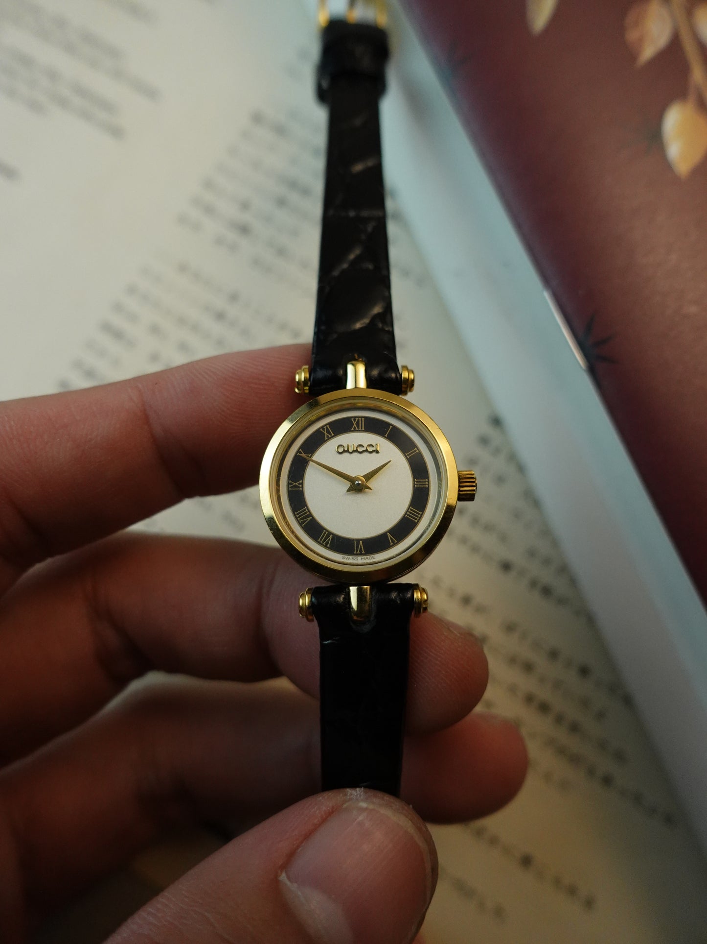 Gucci Classic T-Lugs ladies roman numeral swiss made