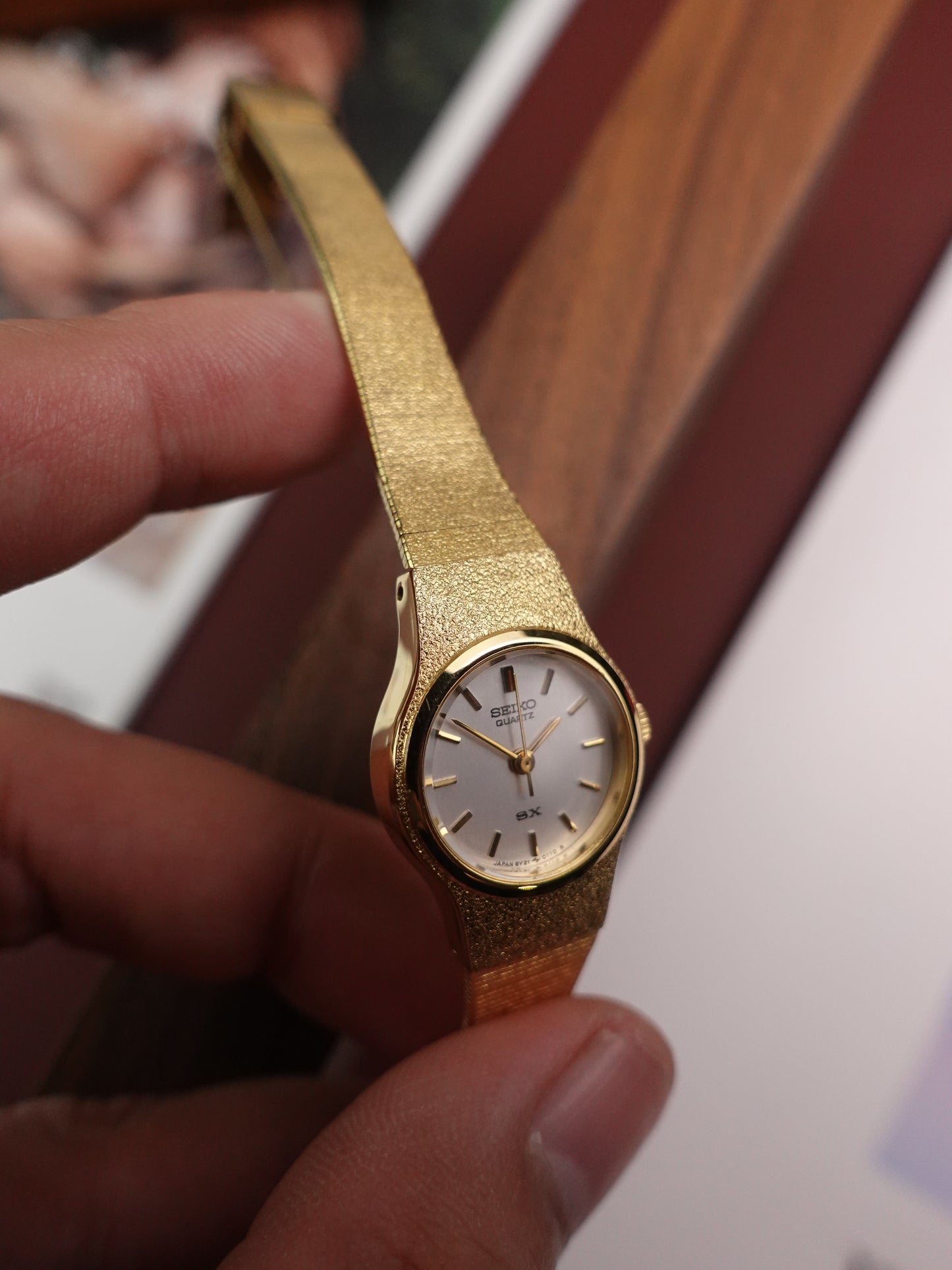 Ladies Seiko 8Y21-0020 with Hammered Case in Gold