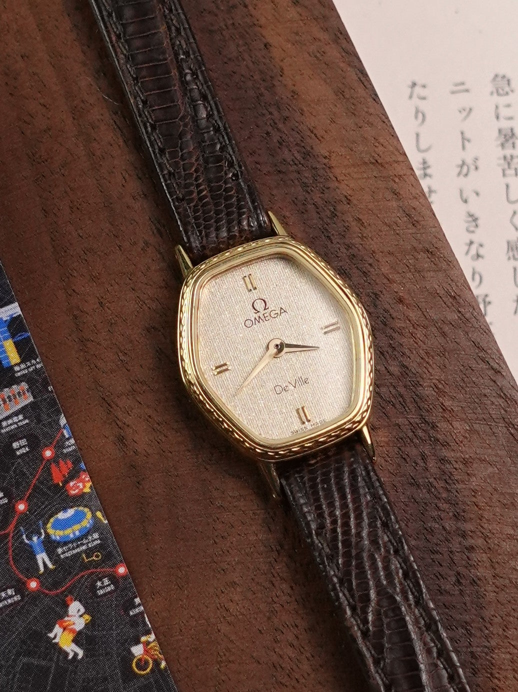 Ladies Omega "Hexa" Quartz with Art Deco Case and linen Dial