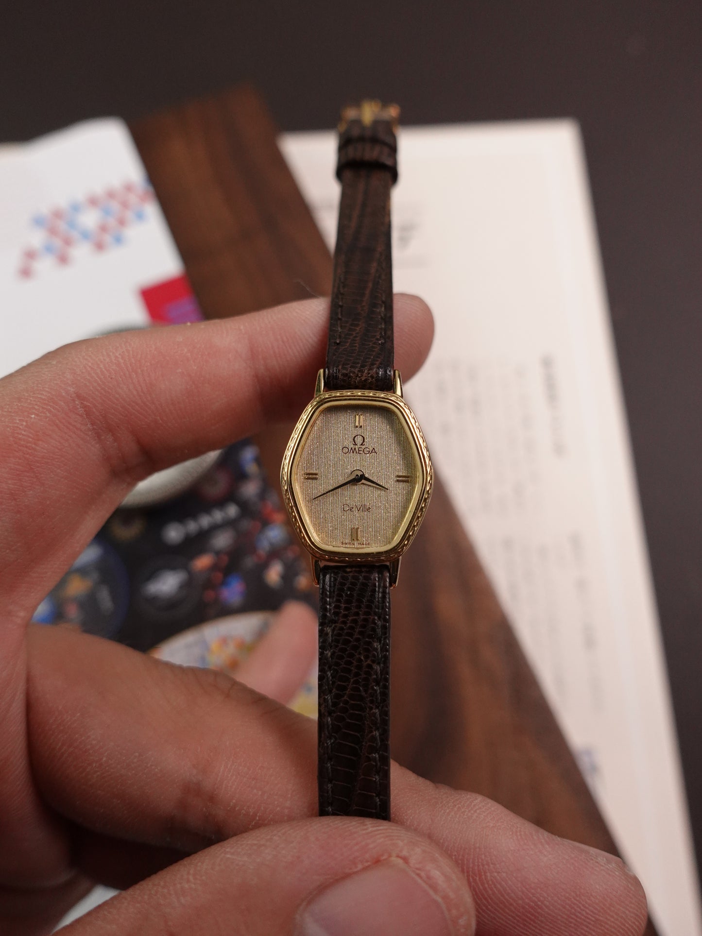 Ladies Omega "Hexa" Quartz with Art Deco Case and linen Dial
