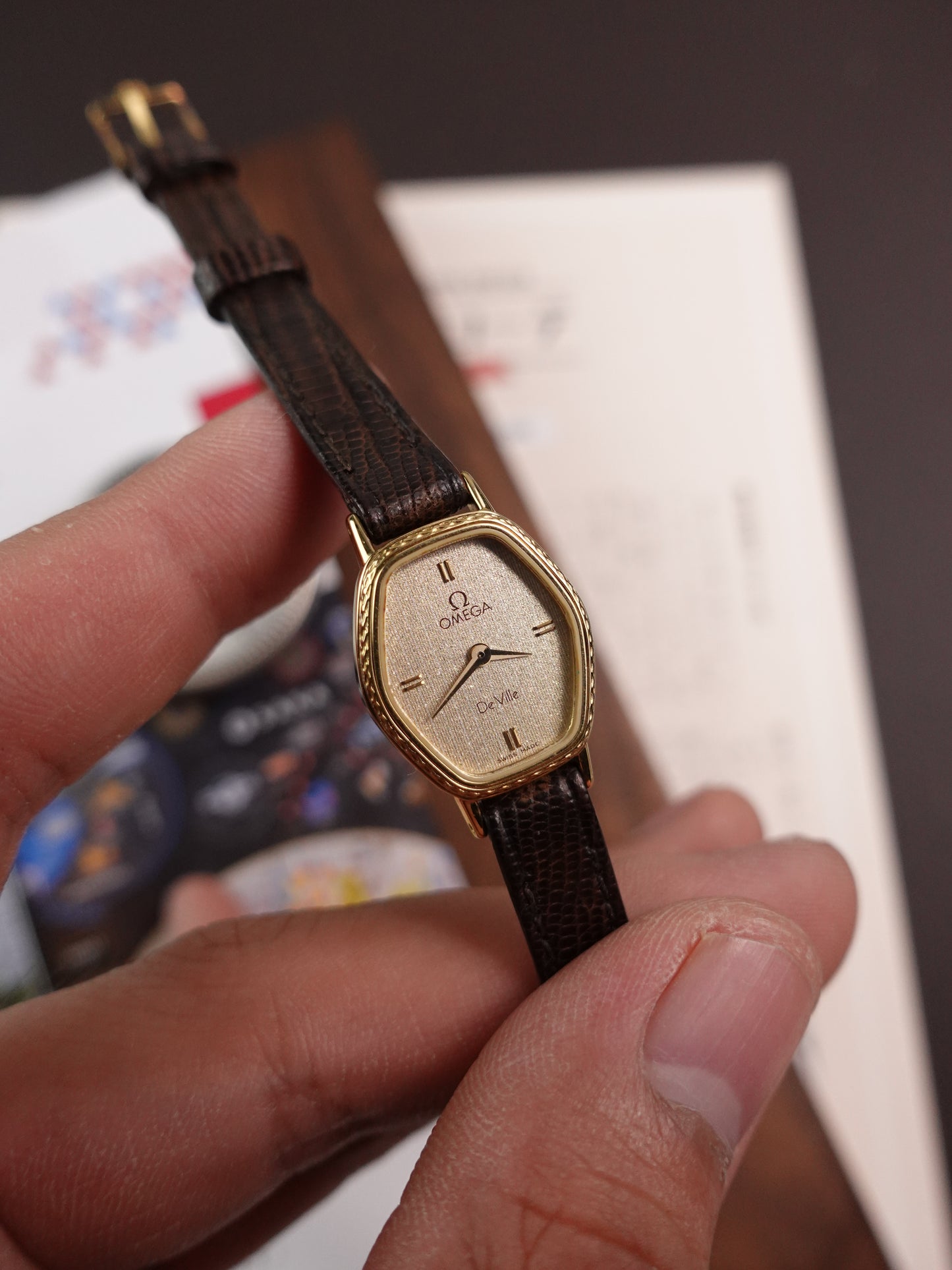 Ladies Omega "Hexa" Quartz with Art Deco Case and linen Dial