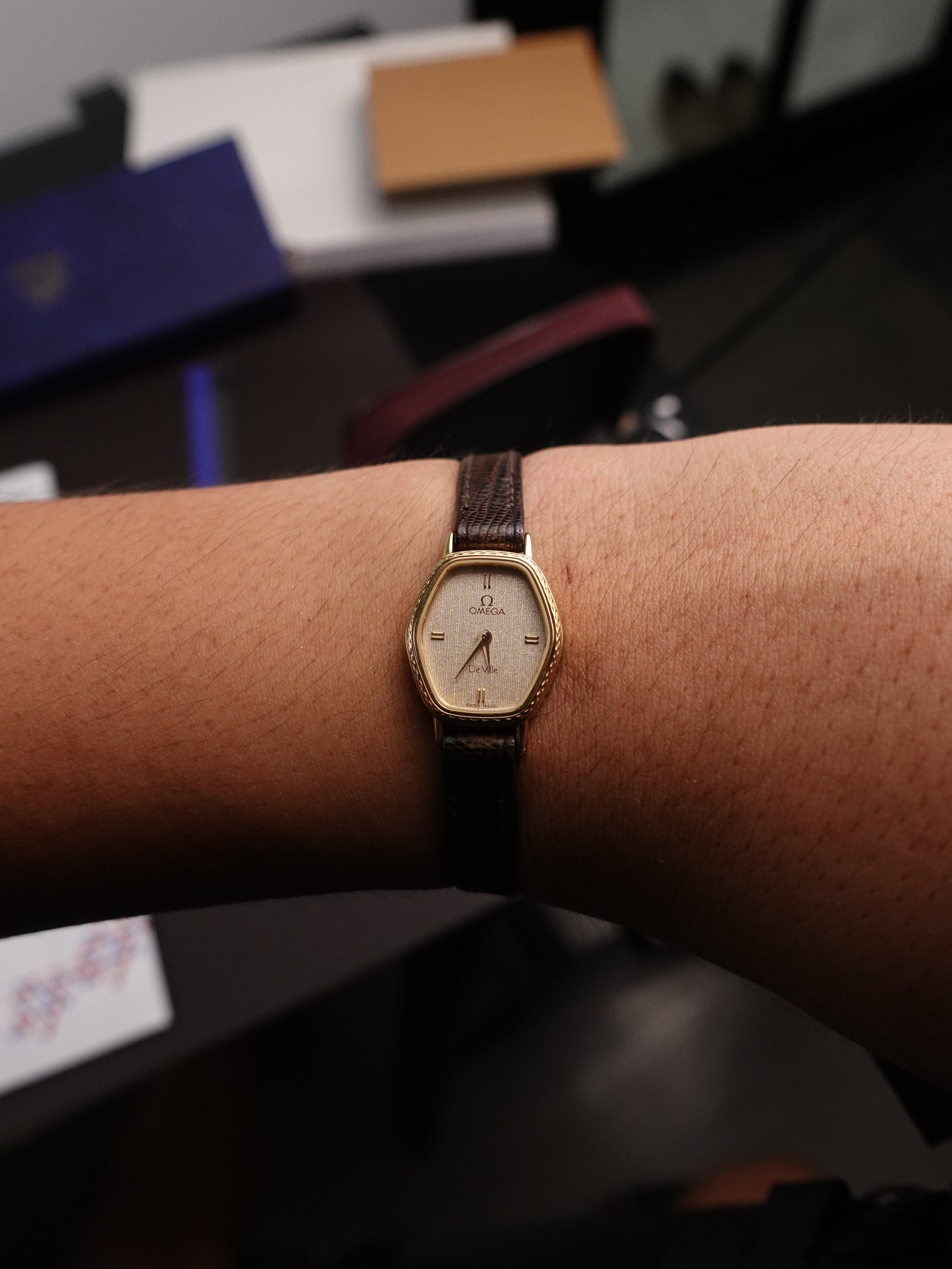 Ladies Omega "Hexa" Quartz with Art Deco Case and linen Dial