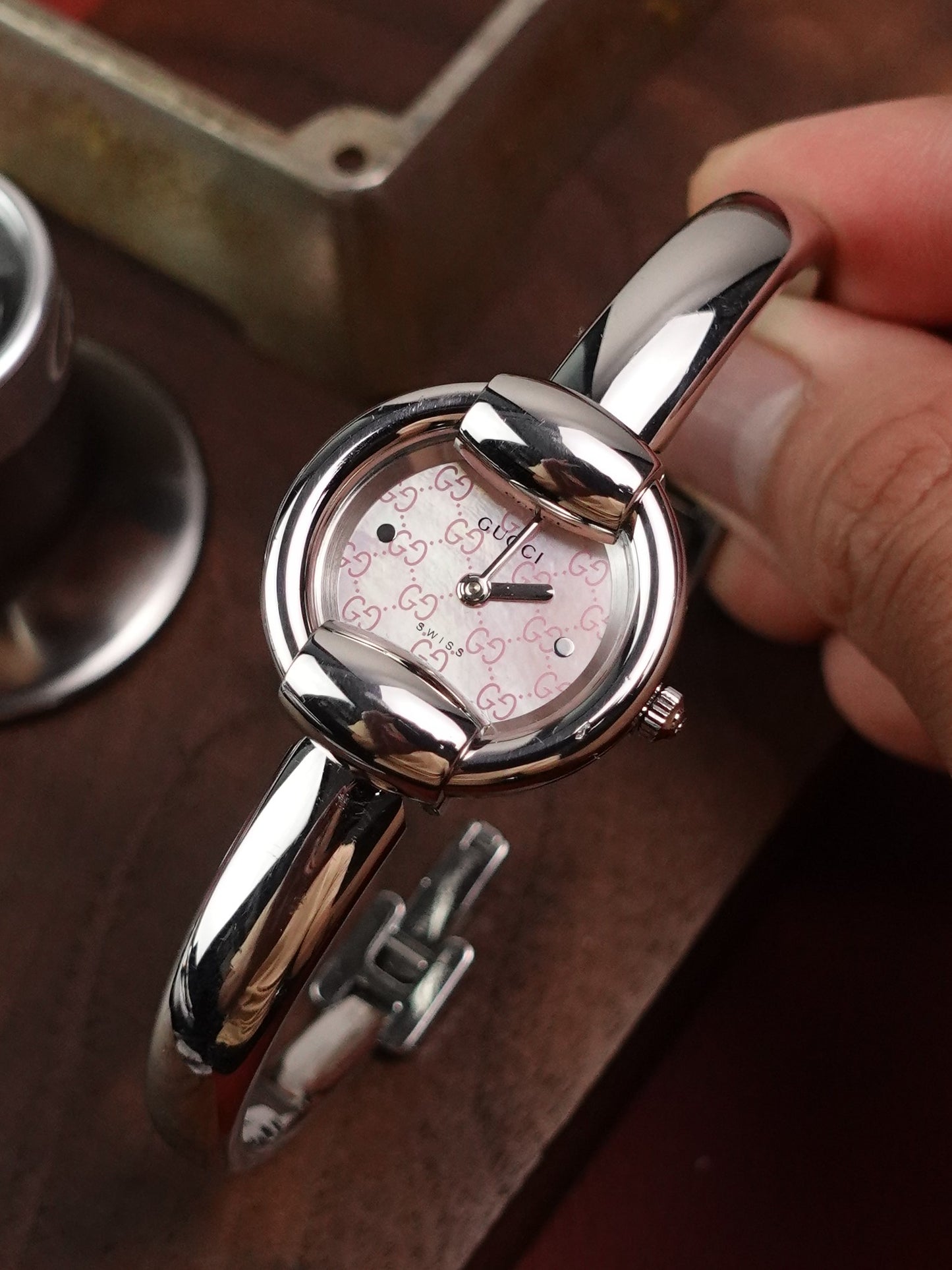 Gucci 1400L Bangle watch, Mother of pearl Motif Logo Dial.