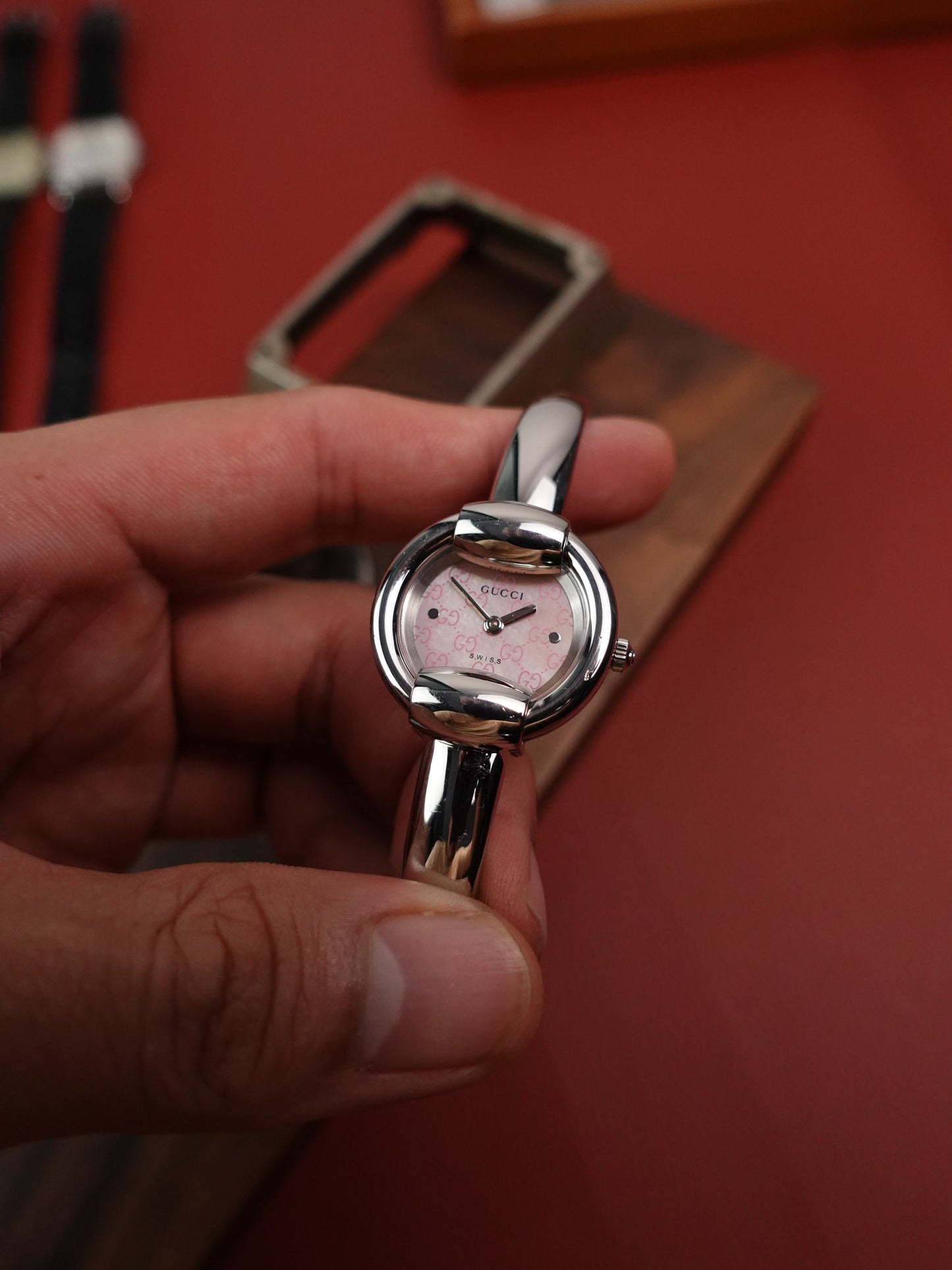 Gucci 1400L Bangle watch, Mother of pearl Motif Logo Dial.