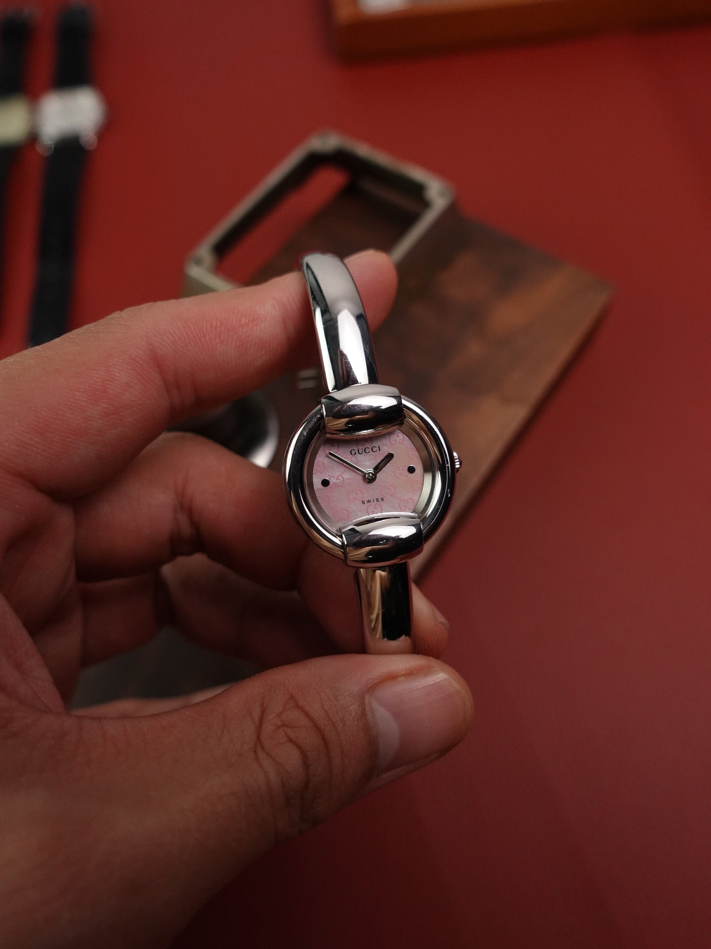 Gucci 1400L Bangle watch, Mother of pearl Motif Logo Dial.