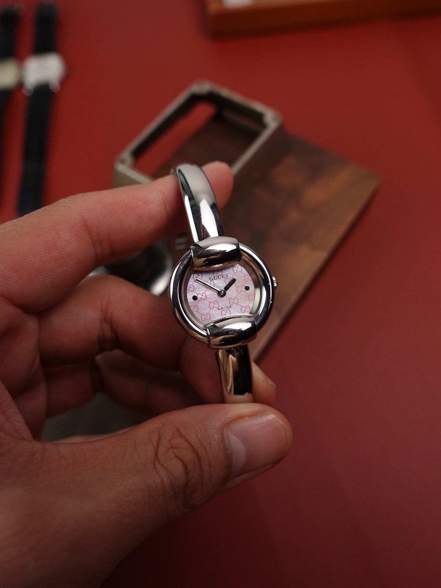 Gucci 1400L Bangle watch, Mother of pearl Motif Logo Dial.