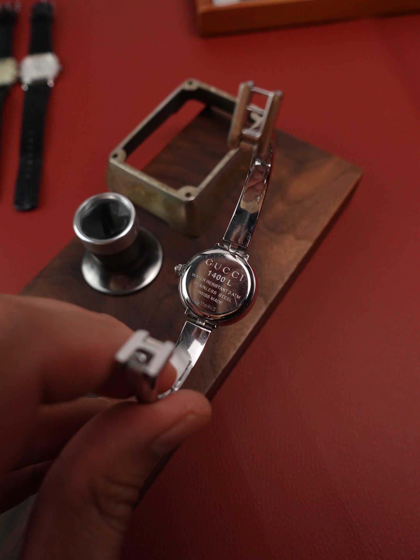 Gucci 1400L Bangle watch, Mother of pearl Motif Logo Dial.