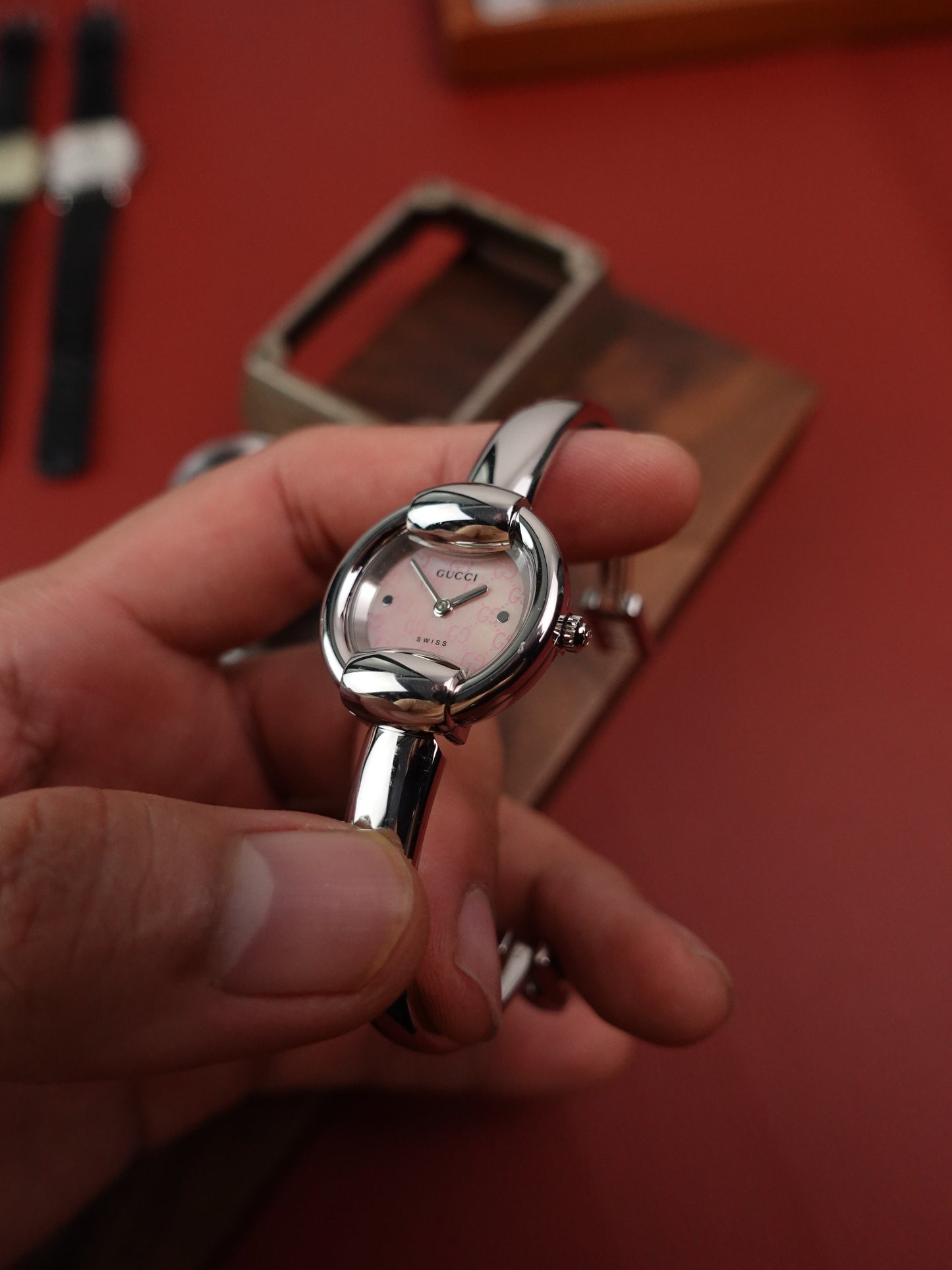 Gucci 1400L Bangle watch, Mother of pearl Motif Logo Dial.
