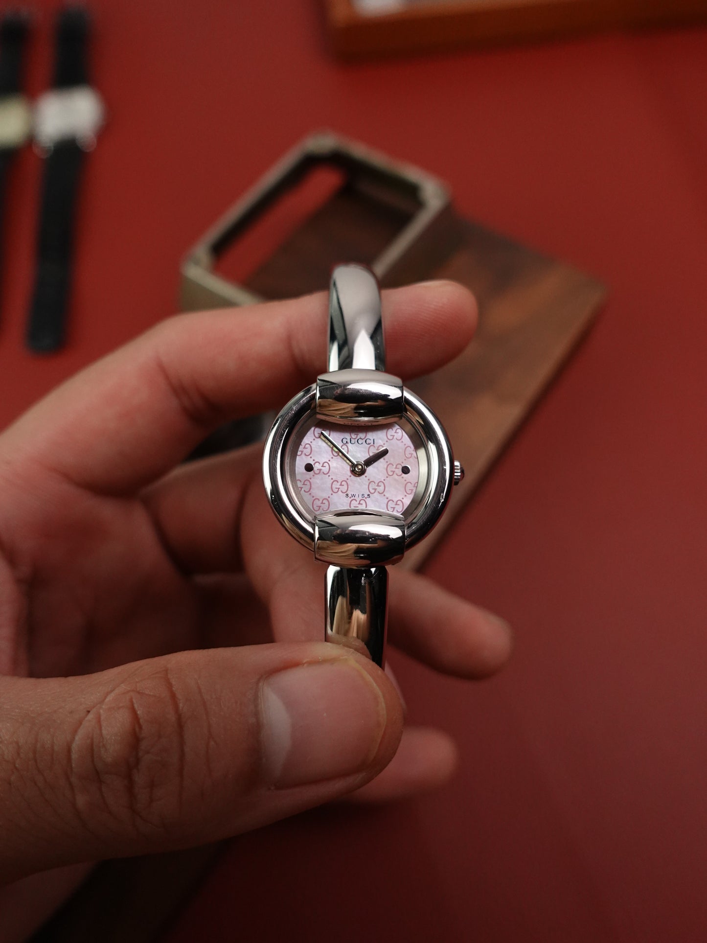 Gucci 1400L Bangle watch, Mother of pearl Motif Logo Dial.