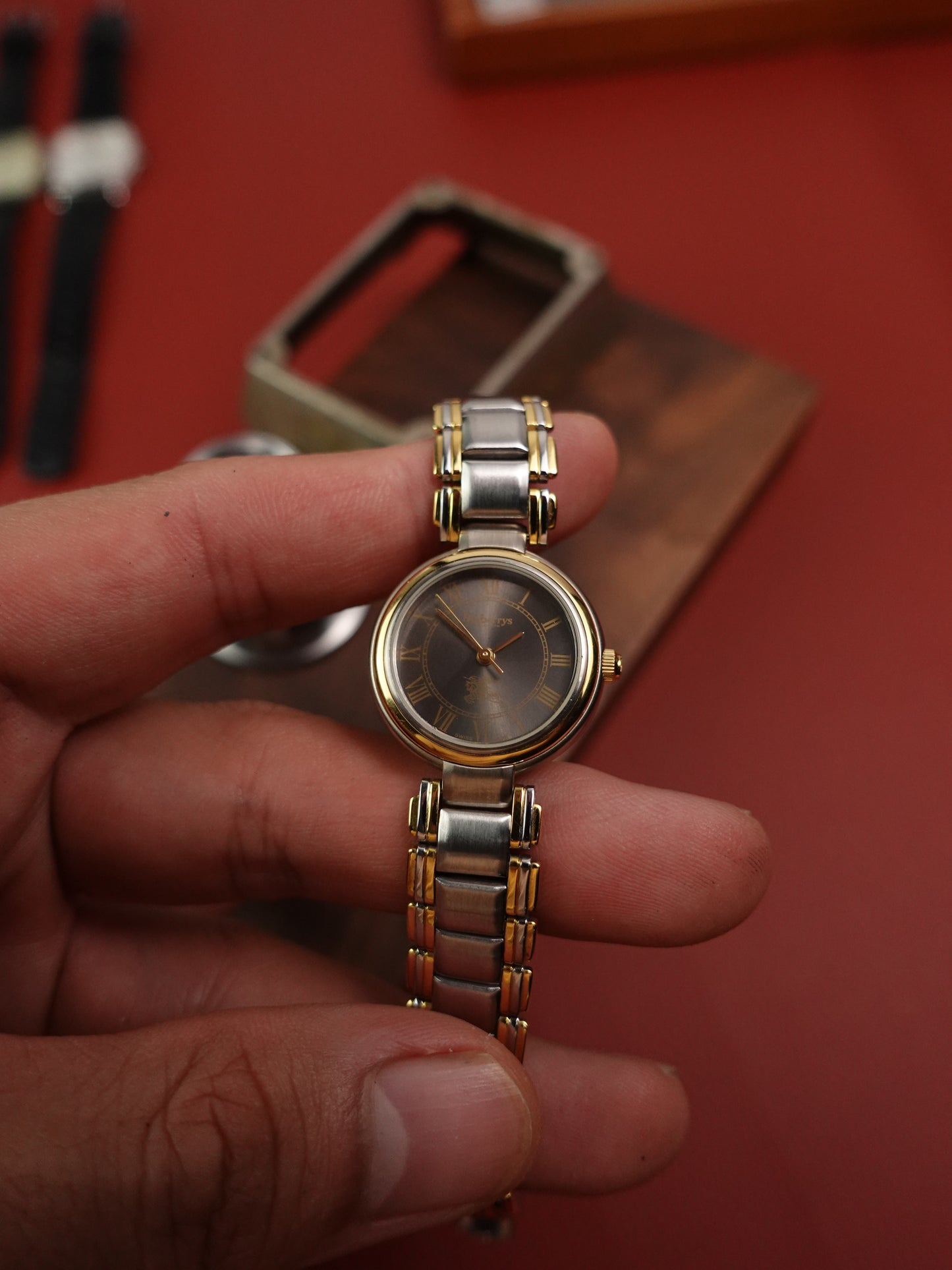 Ladies Burberry sunburst grey dial Full-set Box + Papers + links