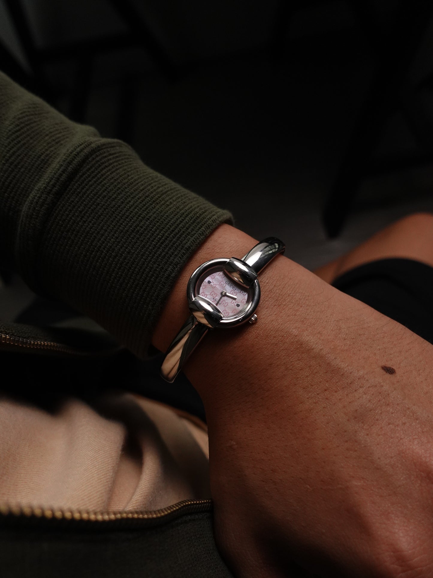 Gucci 1400L Bangle watch, Mother of pearl Motif Logo Dial.