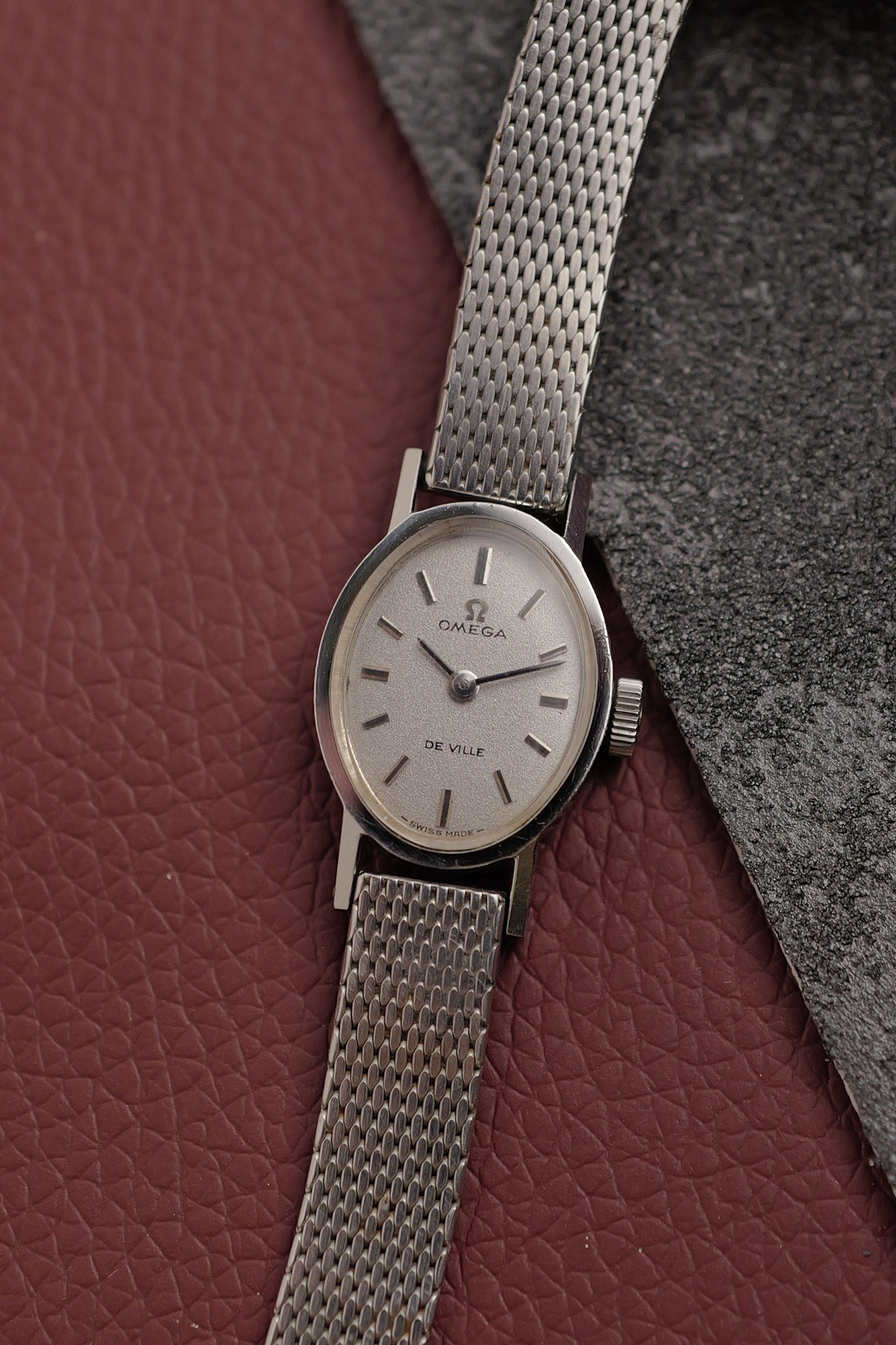 Omega de ville Mini-oval w/ original bracelet and clasp Circa. 1970s
