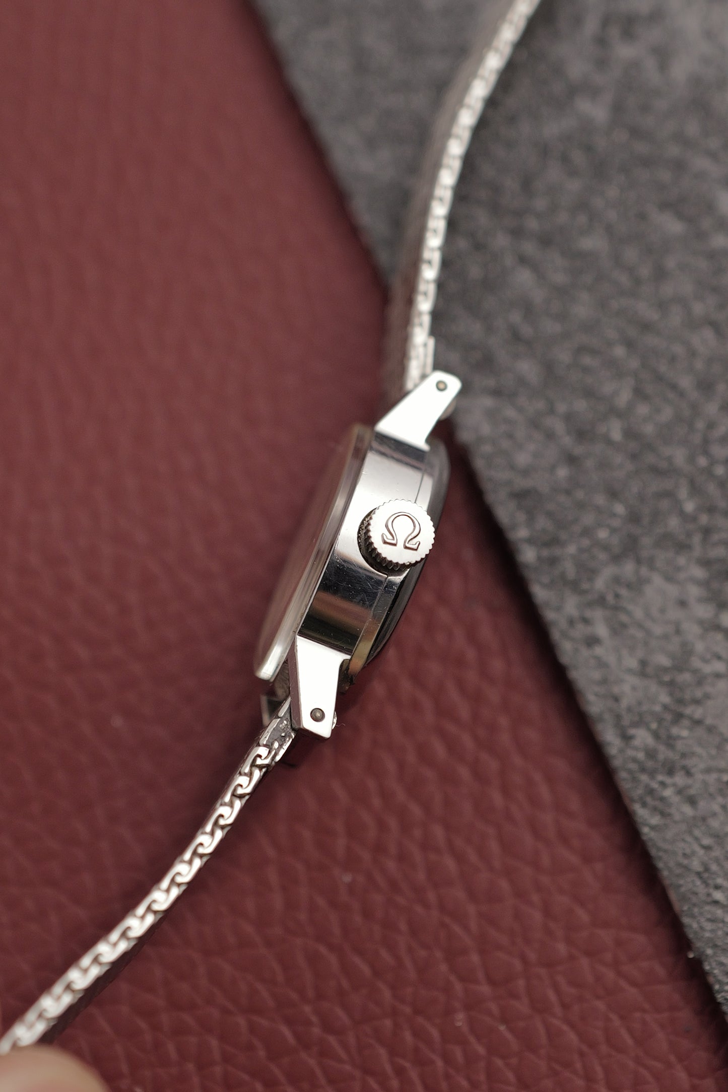 Omega de ville Mini-oval w/ original bracelet and clasp Circa. 1970s