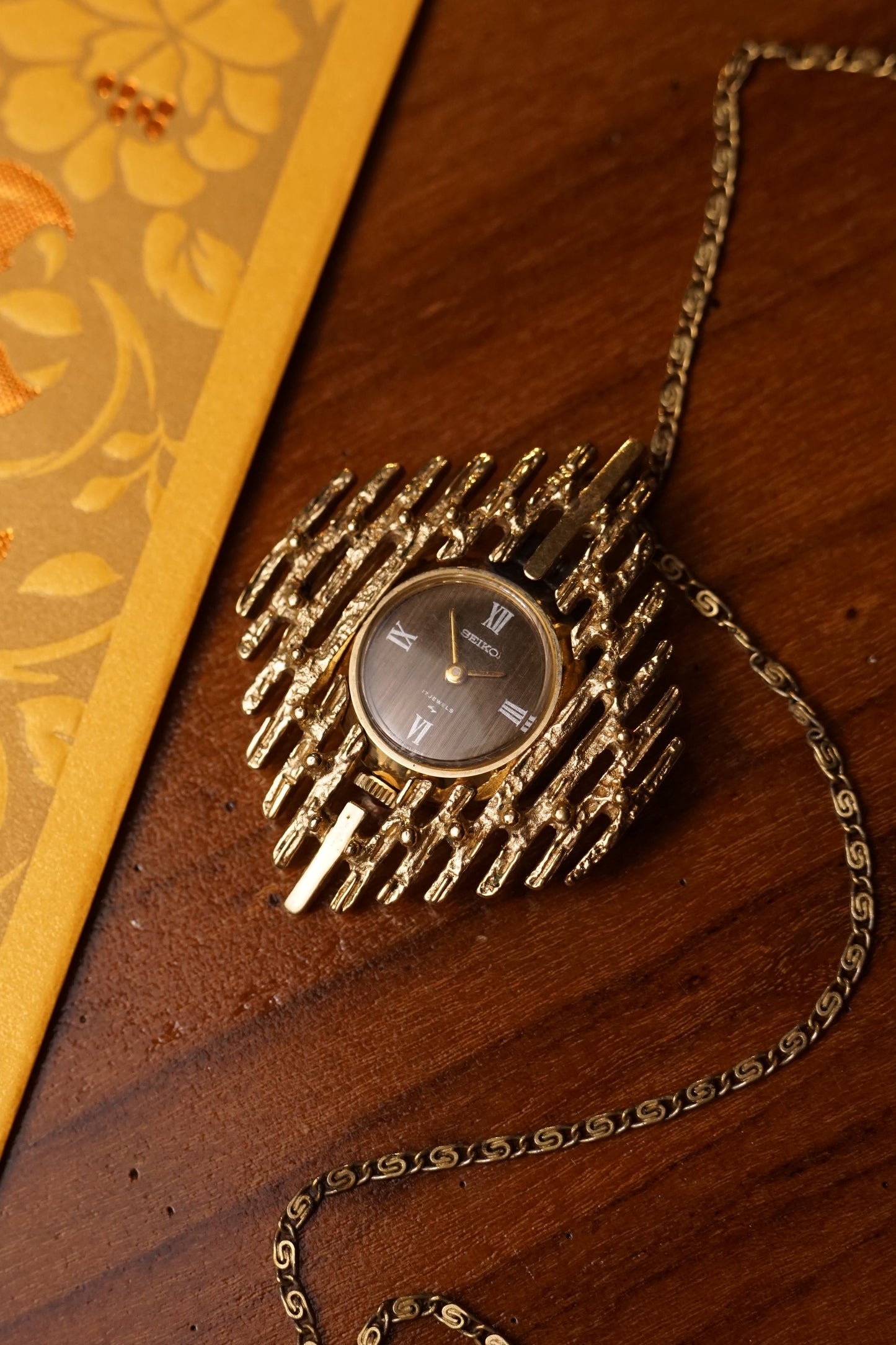 Seiko Pendent Necklace "waffle" Manual winding 21-0230 Circa. 1981