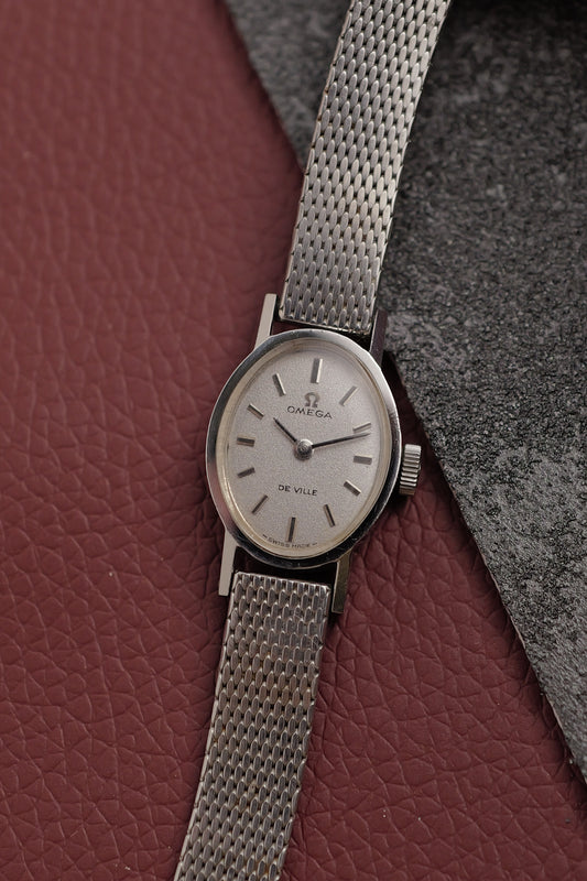 Omega de ville Mini-oval w/ original bracelet and clasp Circa. 1970s