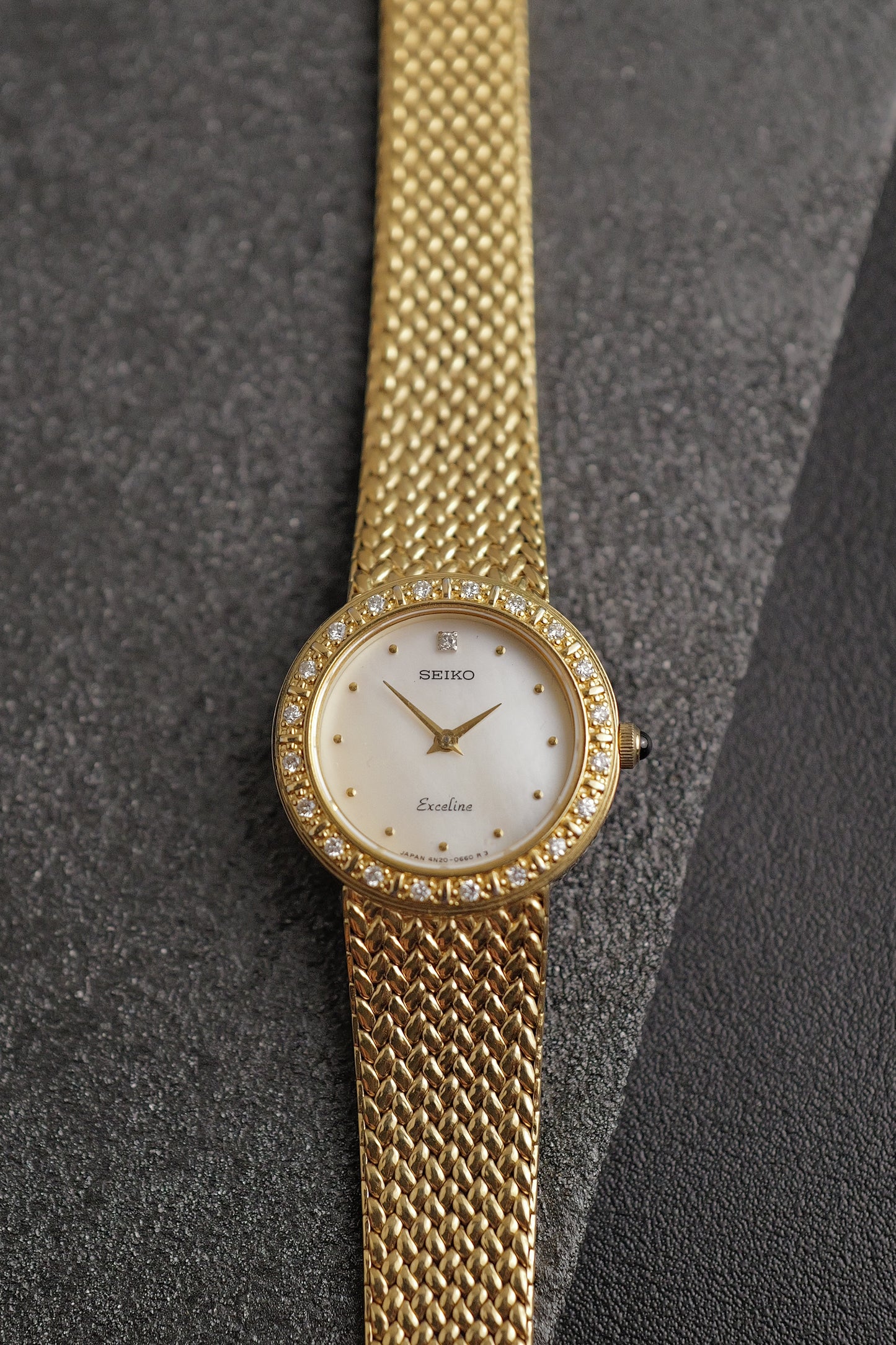 Seiko Excline Mother of Pearl Diamonds integrated bracelet Circa. 1990